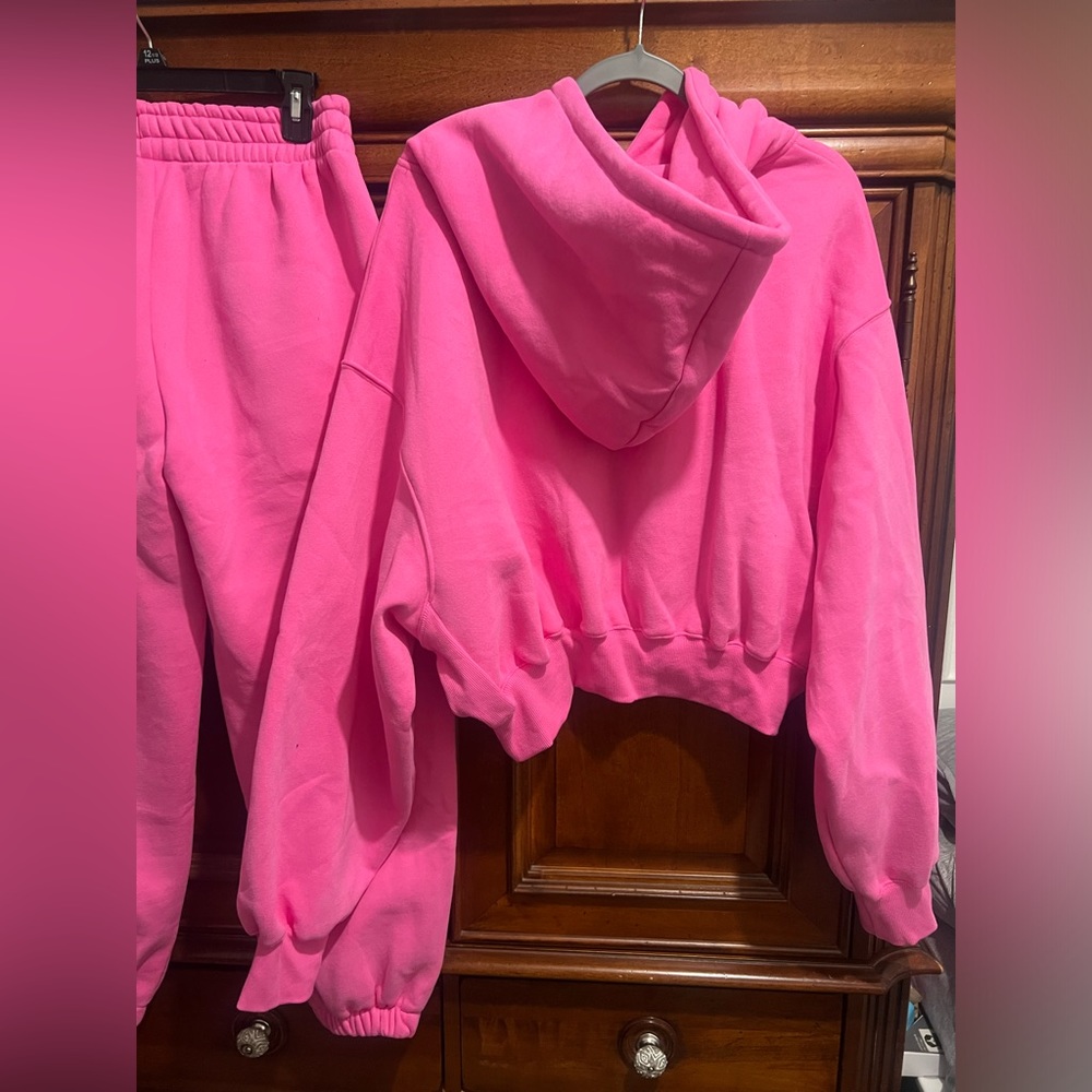 Women’s relaxed pink sweatsuit